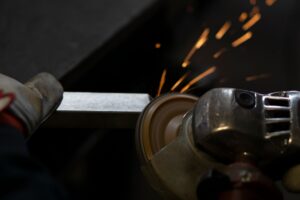 Metall schleifen: Methoden, Vorteile und Praxistipps