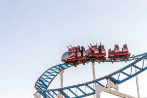 Stahlgiganten im Freizeitpark: Die Ingenieurskunst hinter Achterbahnen